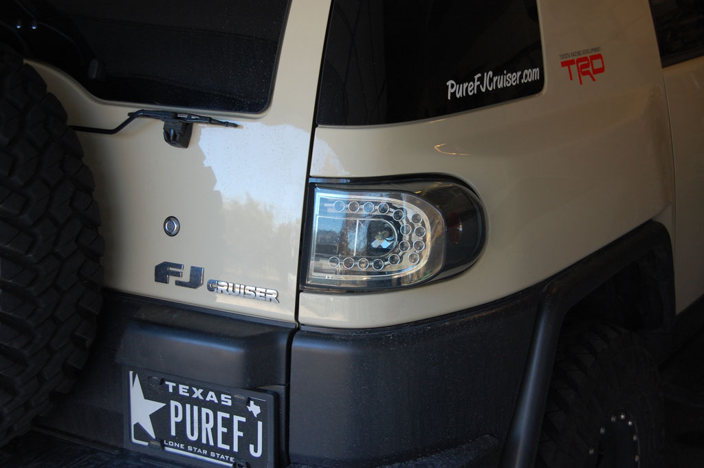 fj cruiser tail light replacement